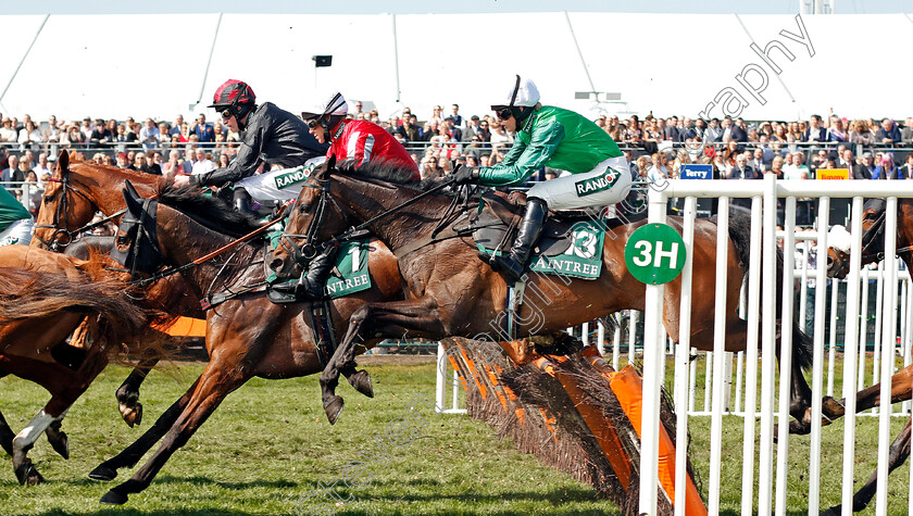 No-Hassle-Hoff-0002 
 NO HASSLE HOFF (Bridget Andrews) Aintree 14 Apr 2018 - Pic Steven Cargill / Racingfotos.com