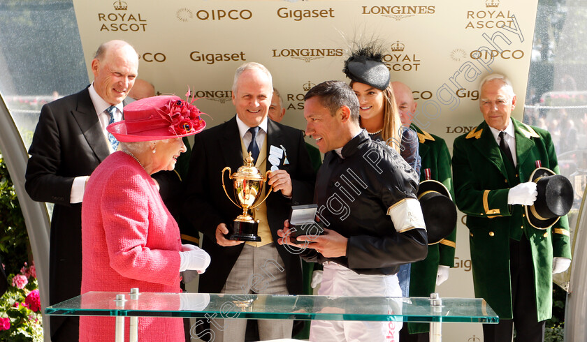 Stradivarius-0025 
 Presentation by The Queen to Frankie Dettori after The Gold Cup
Royal Ascot 21 Jun 2018 - Pic Steven Cargill / Racingfotos.com