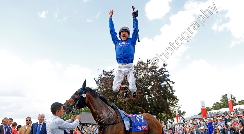 Trawlerman-0008 
 Frankie Dettori leaps from Trawlerman after The Sky Bet Ebor Handicap
York 20 Aug 2022 - Pic Steven Cargill / Racingfotos.com