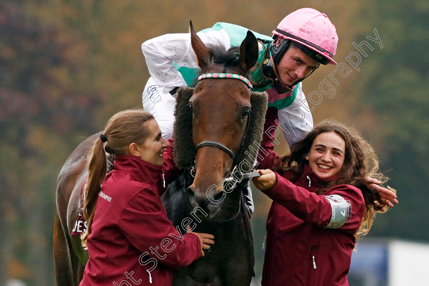 Bluestocking-0028 
 BLUESTOCKING (Rossa Ryan) winner of The Qatar Prix de l'Arc de Triomphe 
Longchamp 6 Oct 2024 - Pic Steven Cargill / Racingfotos.com