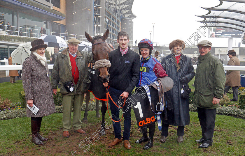 La-Bague-Au-Roi-0007 
 LA BAGUE AU ROI (Noel Fehily) with trainer Warren Greatrex and owners after The OLBG.com Mares Hurdle Ascot 20 Jan 2018 - Pic Steven Cargill / Racingfotos.com