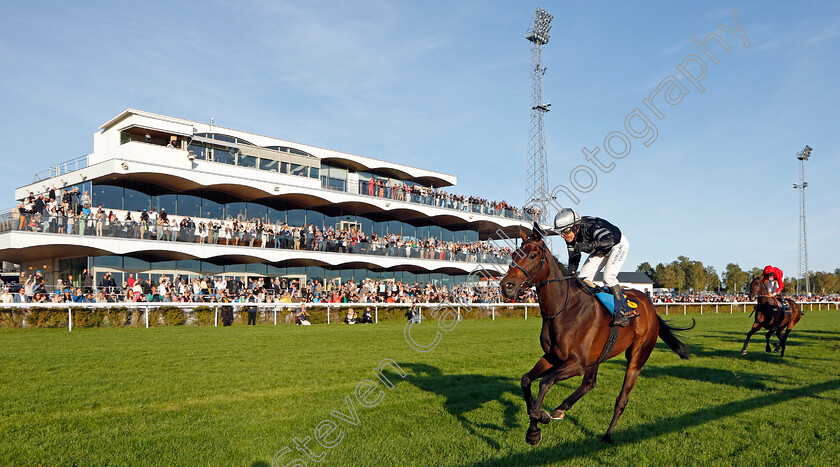 Espen-Hill-0002 
 ESPEN HILL (Madeleine Smith) wins The Stockholm Cup International
Bro Park, Sweden 17 Sep 2023 - Pic Steven Cargill / Racingfotos.com