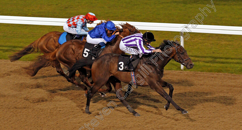 Victory-Bond-0006 
 VICTORY BOND (Ryan Moore) beats BOYNTON (centre) and RED VERDON (farside) in The Bet toteexacta At betfred.com Conditions Stakes Chelmsford 12 Oct 2017 - Pic Steven Cargill / Racingfotos.com