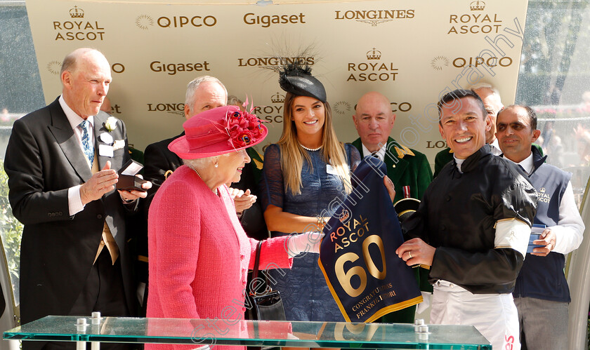 Stradivarius-0027 
 Presentation by The Queen to Frankie Dettori after The Gold Cup
Royal Ascot 21 Jun 2018 - Pic Steven Cargill / Racingfotos.com