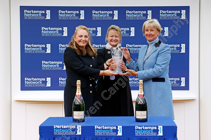 Thomas-Campbell-0006 
 Presentation for The Pertemps Network Handicap Hurdle Cheltenham 28 Oct 2017 - Pic Steven Cargill / Racingfotos.com