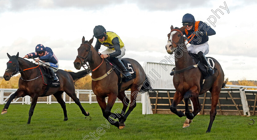 Aucunrisque-0003 
 AUCUNRISQUE (centre, Freddie Gordon) beats MIRABAD (right) and ALNILAM (left) in The LK Bennett Autumn Collection Handicap Hurdle
Ascot 22 Nov 2024 - Pic Steven Cargill / Racingfotos.com