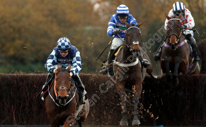 Thomas-Darby-0004 
 THOMAS DARBY (Sean Bowen) wins The John Sumner Memorial Veterans Handicap Chase
Warwick 22 Nov 2023 - Pic Steven Cargill / Racingfotos.com