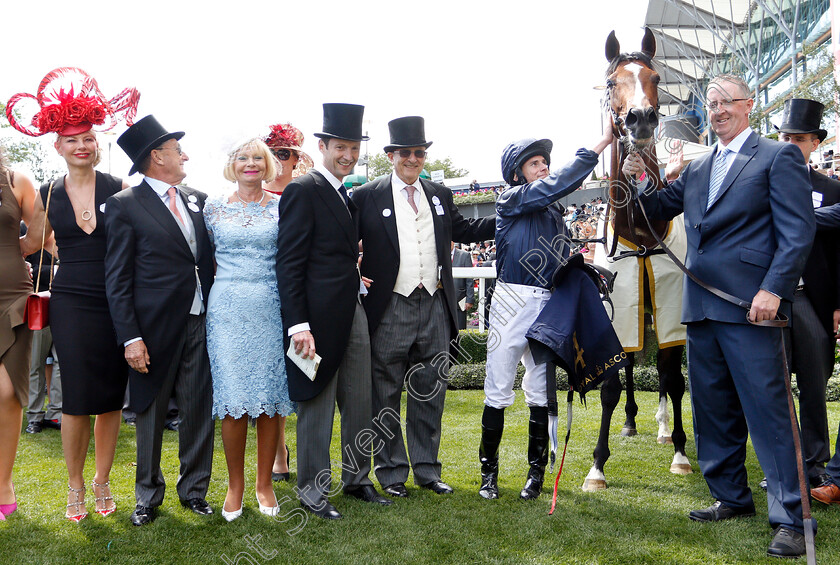 Hunting-Horn-0010 
 HUNTING HORN (Ryan Moore) and connections after The Hampton Court Stakes
Royal Ascot 21 Jun 2018 - Pic Steven Cargill / Racingfotos.com