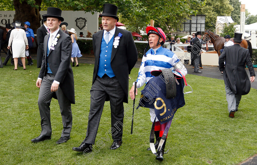 Frankie-Dettori-0002 
 Frankie Dettori with David Hayes and Ben Hayes after the run of REDKIRK WARRIOR in The Diamond Jubilee Stakes
Royal Ascot 23 Jun 2018 - Pic Steven Cargill / Racingfotos.com