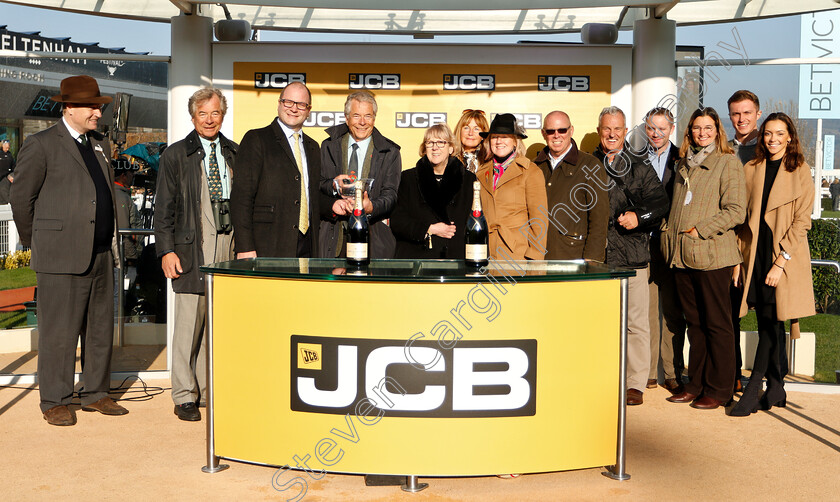 Quel-Destin-0009 
 Presentation to Martin Broughton & Friends for The JCB Triumph Trial Juvenile Hurdle won by QUEL DESTIN
Cheltenham 17 Nov 2018 - Pic Steven Cargill / Racingfotos.com