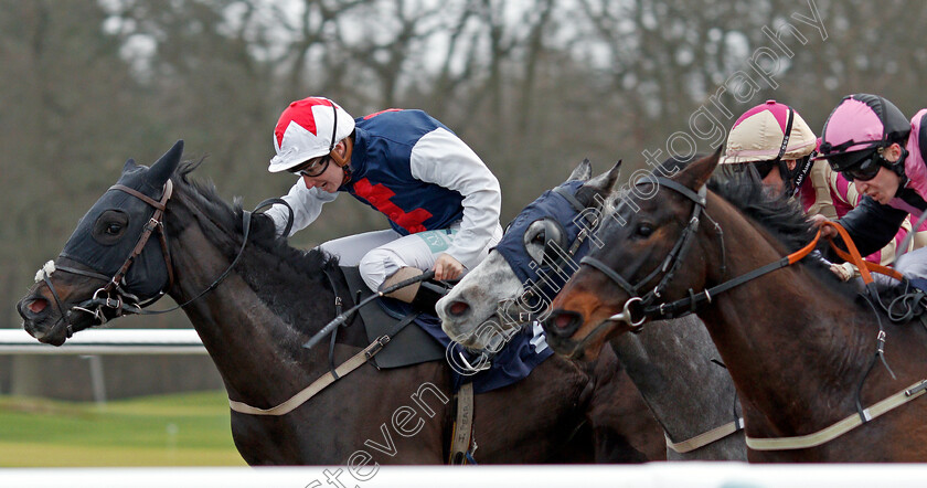 Luna-Magic-0004 
 LUNA MAGIC (left, Simon Pearce) beats CHELWOOD GATE (centre) and LIVING LEADER (right) in The Play Starburst Slot At sunbets.co.uk/vegas Handicap Div2 Lingfield 30 Dec 2017 - Pic Steven Cargill / Racingfotos.com