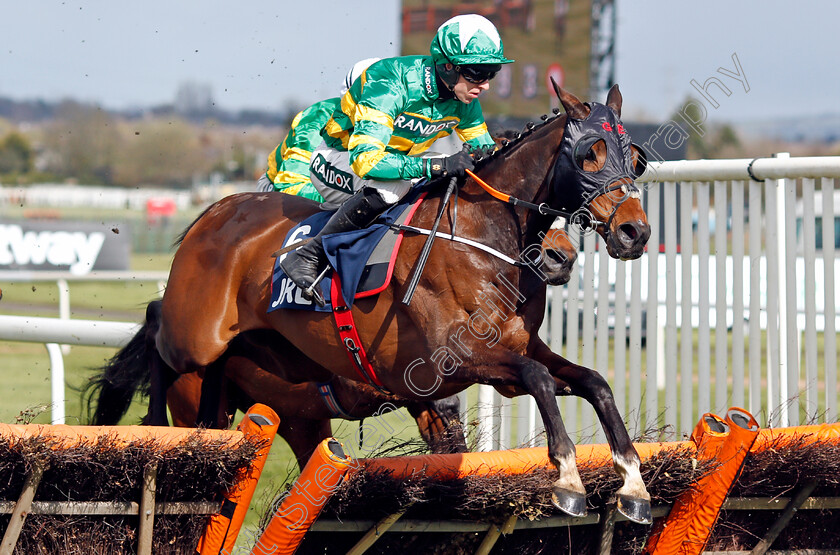 Sire-Du-Berlais-0001 
 SIRE DU BERLAIS (Mark Walsh) wins The JRL Group Liverpool Hurdle
Aintree 9 Apr 2022 - Pic Steven Cargill / Racingfotos.com