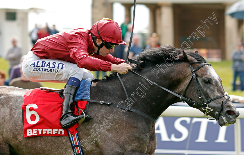 Roaring-Lion-0011 
 ROARING LION (Oisin Murphy) wins The Betfred Dante Stakes York 17 May 2018 - Pic Steven Cargill / Racingfotos.com