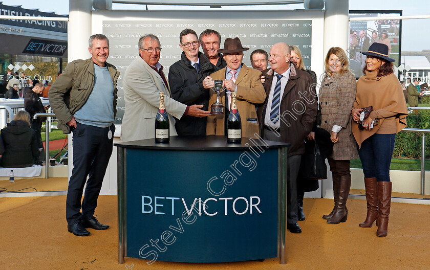 Doitforthevillage-0006 
 Presentation for The BetVictor Handicap Chase Cheltenham 17 Nov 2017 - Pic Steven Cargill / Racingfotos.com