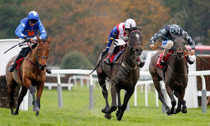 Booster-Bob-0004 
 BOOSTER BOB (right, Sean Bowen) beats HELNWEIN (centre) and CHOOSE A COPPER (left) in The Betfair Claremont Novices Hurdle
Sandown 9 Dec 2023 - Pic Steven Cargill / Racingfotos.com