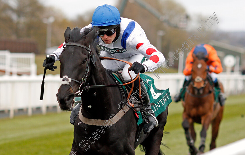 Monmiral-0005 
 MONMIRAL (Harry Cobden) wins The Doom Bar Anniversary 4-y-o Juvenile Hurdle
Aintree 8 Apr 2021 - Pic Steven Cargill / Racingfotos.com