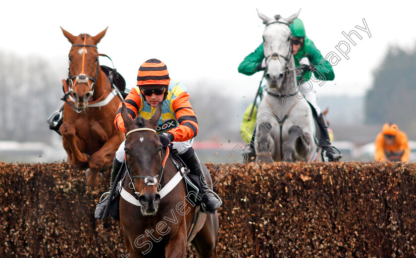 Might-Bite-0009 
 MIGHT BITE (Nico de Boinville) wins The Betway Bowl Chase Aintree 12 Apr 2018 - Pic Steven Cargill / Racingfotos.com