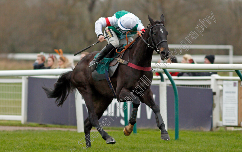 Brave-Seasca-0005 
 BRAVE SEASCA (Gavin Sheehan) wins The Champion Compressors Novices Handicap Chase
Warwick 9 Dec 2021 - Pic Steven Cargill / Racingfotos.com