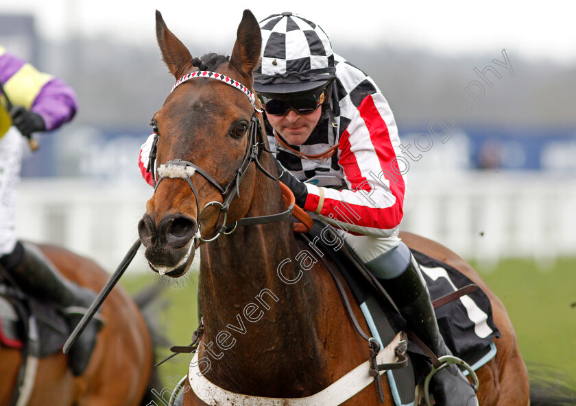 Colonial-Dreams-0006 
 COLONIAL DREAMS (Nico de Boinville) wins The ROA Racing Post Owners Jackpot Maiden Hurdle 25 Mar 2018 - Pic Steven Cargill / Racingfotos.com