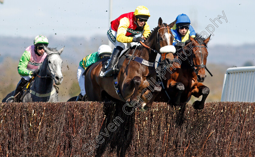 Espoir-De-Romay-and-Shan-Blue-0001 
 ESPOIR DE ROMAY (left, David Bass) with SHAN BLUE (right, Harry Skelton)
Aintree 9 Apr 2021 - Pic Steven Cargill / Racingfotos.com