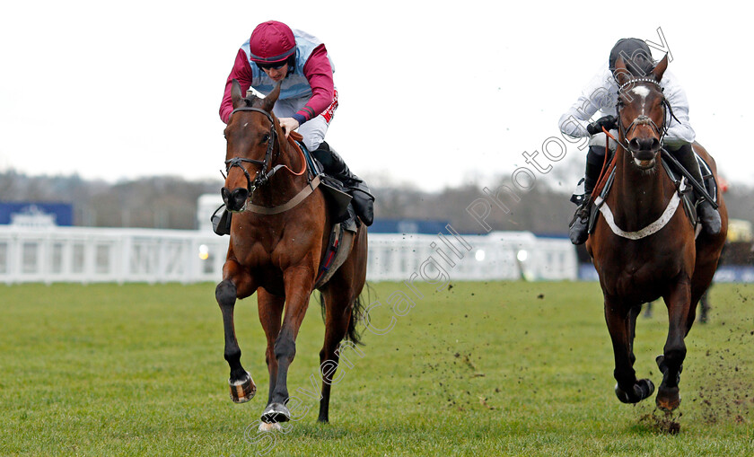 Clondaw-Native-0003 
 CLONDAW NATIVE (Ciaran Gethings) beats SETTIE HILL (right) in The Eventmasters.co.uk Maiden Hurdle Ascot 22 Dec 2017 - Pic Steven Cargill / Racingfotos.com