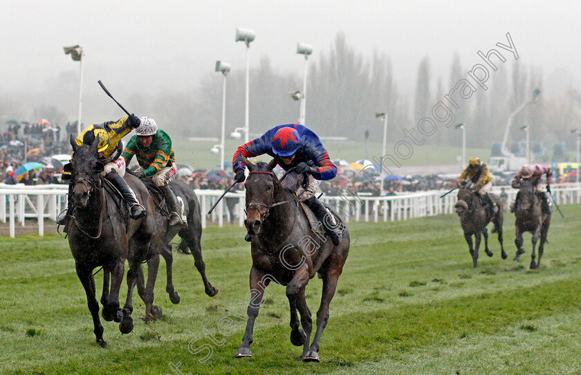 Splash-Of-Ginge-0003 
 SPLASH OF GINGE (right,Tom Bellamy) beats STARCHITECT (left) in The BetVictor Gold Cup Cheltenham 18 Nov 2017 - Pic Steven Cargill / Racingfotos.com