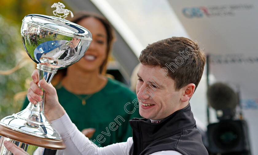 Oisin-Murphy-0001 
 OISIN MURPHY recieves the trophy for Champion Jockey
Ascot 19 Oct 2019 - Pic Steven Cargill / Racingfotos.com