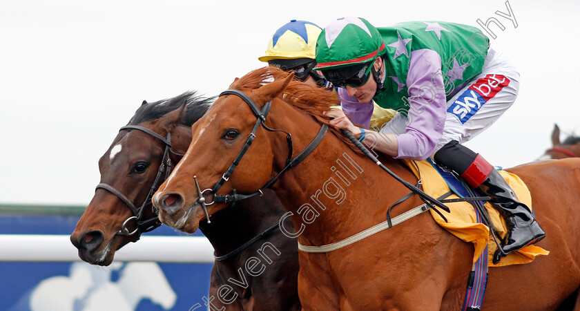 Lihou-0006 
 LIHOU (right, FRan Berry) beats KINKS (left) in The Betfred TV British Stallion Studs EBF Novice Stakes Kempton 7 Apr 2018 - Pic Steven Cargill / Racingfotos.com