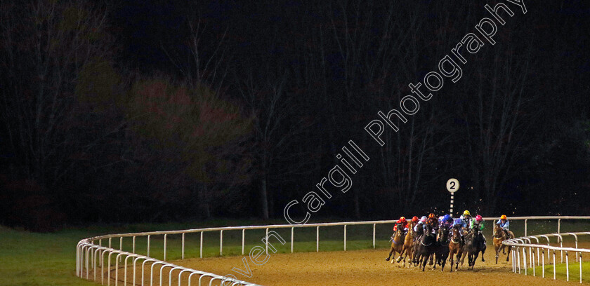 Wolverhampton-0003 
 turning into the home straight
Wolverhampton 20 Dec 2024 - Pic Steven Cargill / Racingfotos.com