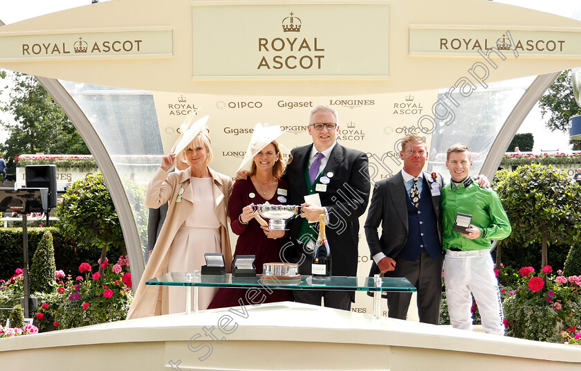 Arthur-Kitt-0015 
 Presentation by Hermione Norris to Andrew Black, Tom Dascombe and Richard Kingscote for The Chesham Stakes won by ARTHUR KITT
Royal Ascot 23 Jun 2018 - Pic Steven Cargill / Racingfotos.com