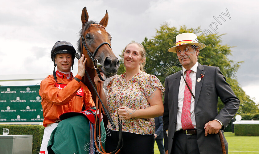 Double-Or-Bubble-0011 
 DOUBLE OR BUBBLE (Jack Mitchell) with Chris Wall after The Weatherbys Stallion Book Supreme Stakes
Goodwood 28 Aug 2022 - Pic Steven Cargill / Racingfotos.com