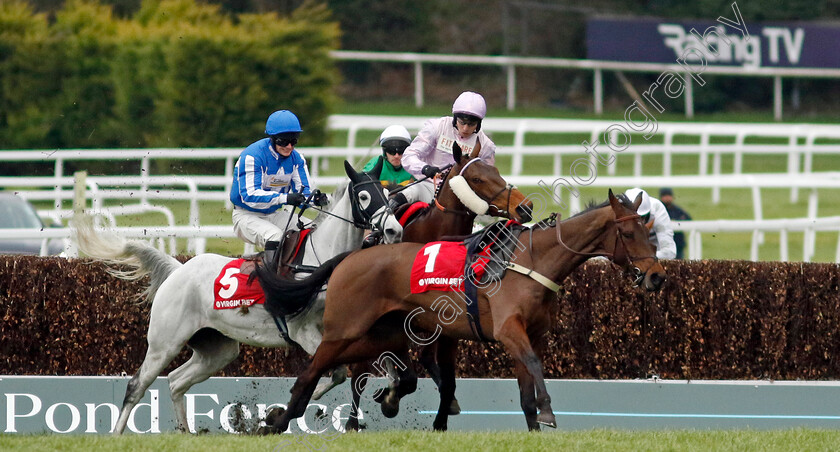 Harper s-Brook-0003 
 loose horse jumps across winner HARPER'S BROOK (pink, Ben Jones) and SACRE COEUR (blue, Tristan Durrell) at the 3rd last in The Virgin Bet Every Saturday Money Back Handicap Chase
Sandown 3 Feb 2024 - Pic Steven Cargill / Racingfotos.com