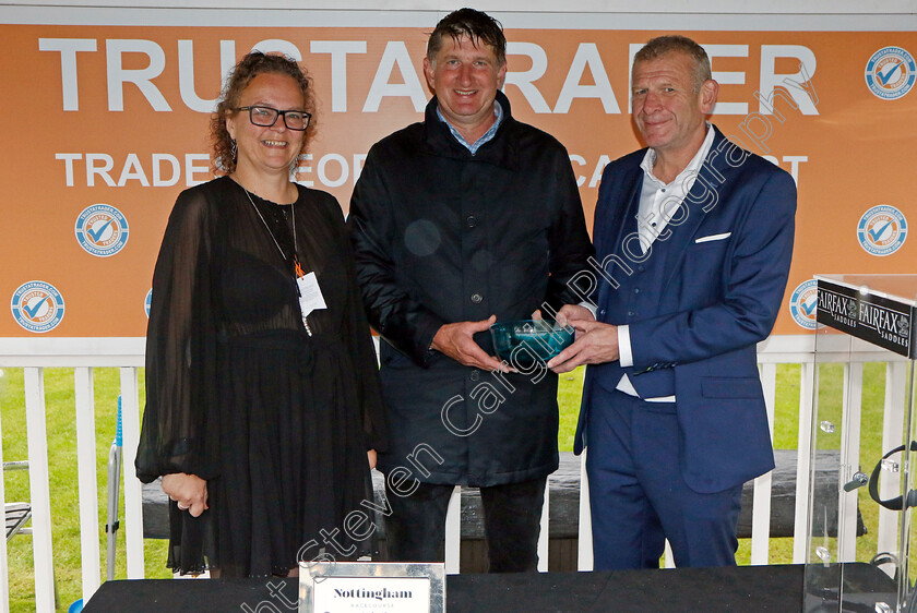 Dashing-Roger-0008 
 Presentation for The Trustatrader For Tradespeople You Can Trust Handicap
Nottingham 11 Oct 2023 - Pic Steven Cargill / Racingfotos.com