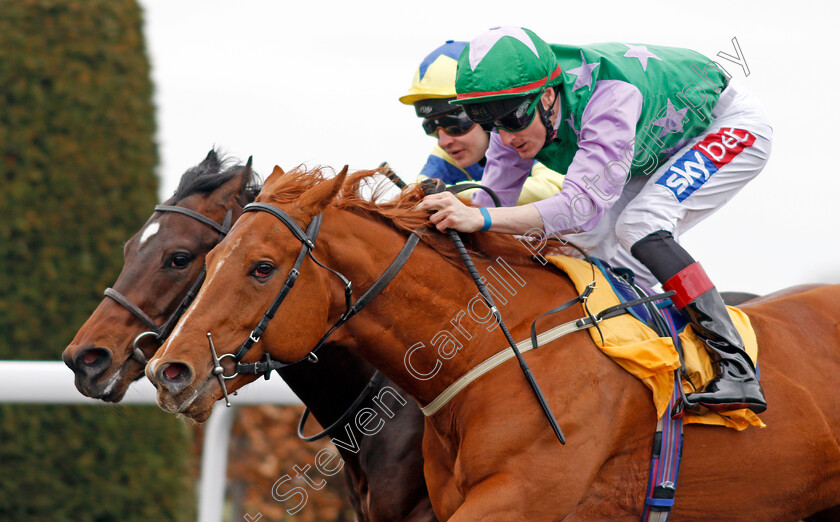 Lihou-0008 
 LIHOU (right, FRan Berry) beats KINKS (left) in The Betfred TV British Stallion Studs EBF Novice Stakes Kempton 7 Apr 2018 - Pic Steven Cargill / Racingfotos.com