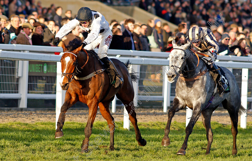 Elgin-0004 
 ELGIN (Wayne Hutchinson) beats MISTERTON (right) in The Unibet Greatwood Handicap Hurdle Cheltenham 19 Nov 2017 - Pic Steven Cargill / Racingfotos.com