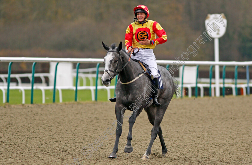 Color-Force-0001 
 An uncomfortable JOSEPHINE GORDON still aboard COLOR FORCE after almost being brought down on the turn, Lingfield 21 Nov 2017 - Pic Steven Cargill / Racingfotos.com