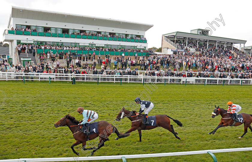 Hope-Is-High-0001 
 HOPE IS HIGH (left, Silvestre De Sousa) on her way to winning The Bath Summer Staying Series Final Handicap Yarmouth 21 Sep 2017 - Pic Steven Cargill / Racingfotos.com