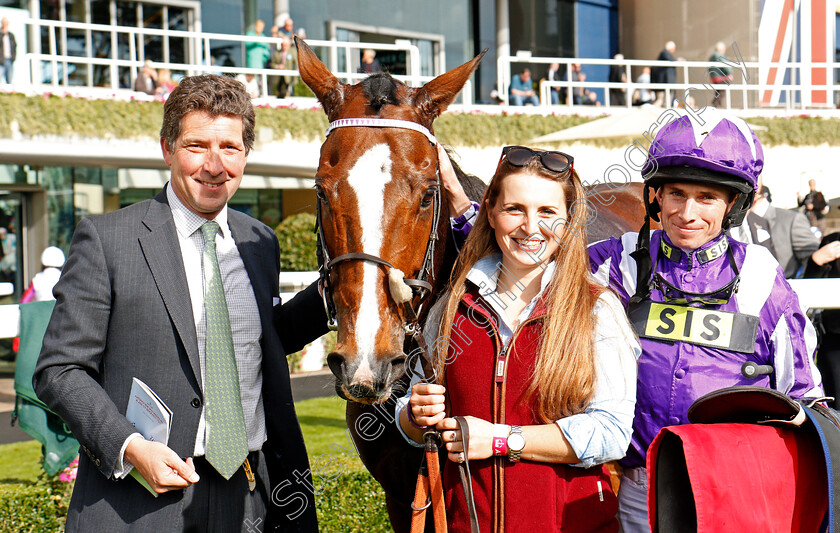 Shady-McCoy-0009 
 SHADY MCCOY (Ryan Moore) wih Ian Williams after The Veolia Handicap Ascot 6 Oct 2017 - Pic Steven Cargill / Racingfotos.com