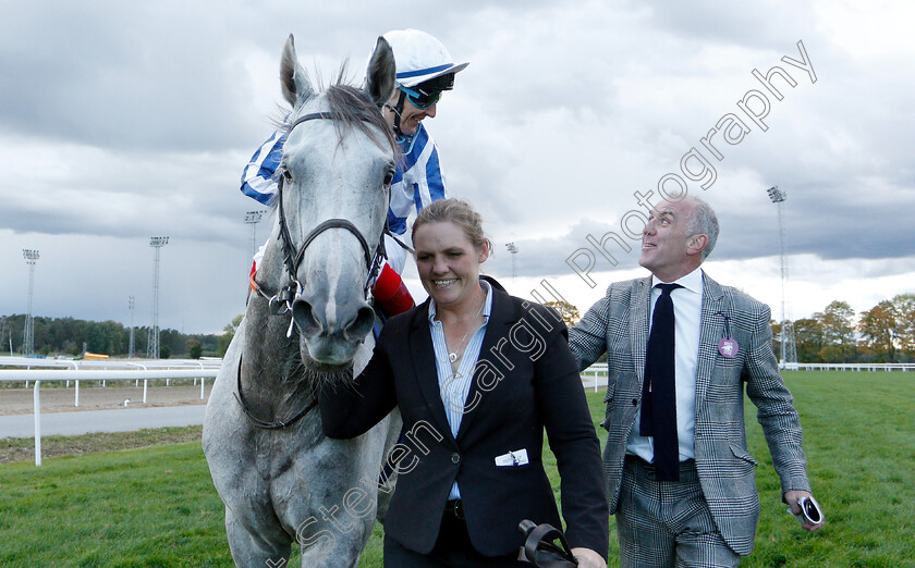 Thundering-Blue-0012 
 THUNDERING BLUE (Fran Berry) with owner Clive Washbourn after The Stockholm Cup International
Bro Park, Sweden 23 Sep 2018 - Pic Steven Cargill / Racingfotos.com