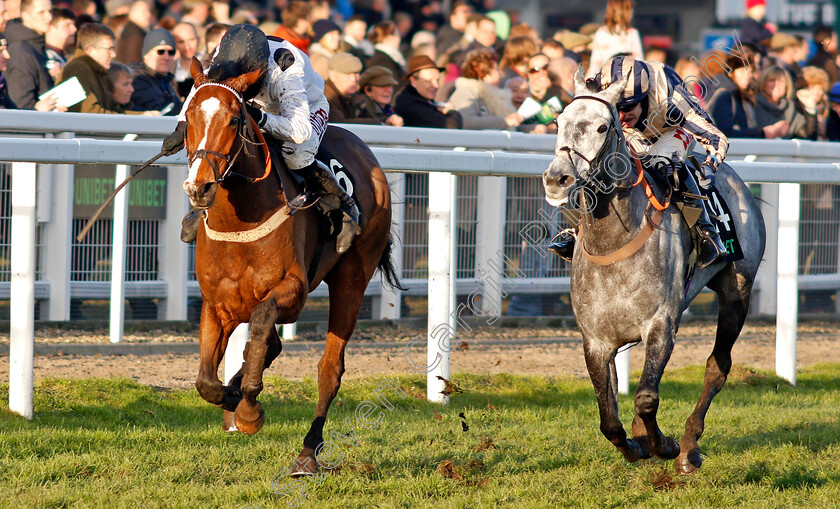 Elgin-0003 
 ELGIN (Wayne Hutchinson) beats MISTERTON (right) in The Unibet Greatwood Handicap Hurdle Cheltenham 19 Nov 2017 - Pic Steven Cargill / Racingfotos.com