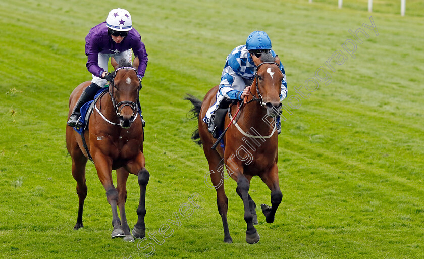 Maria-Branwell-0004 
 MARIA BRANWELL (right, Daniel Tudhope) beats CRISPY CAT (lef) in The Coral National Stakes
Sandown 26 May 2022 - Pic Steven Cargill / Racingfotos.com