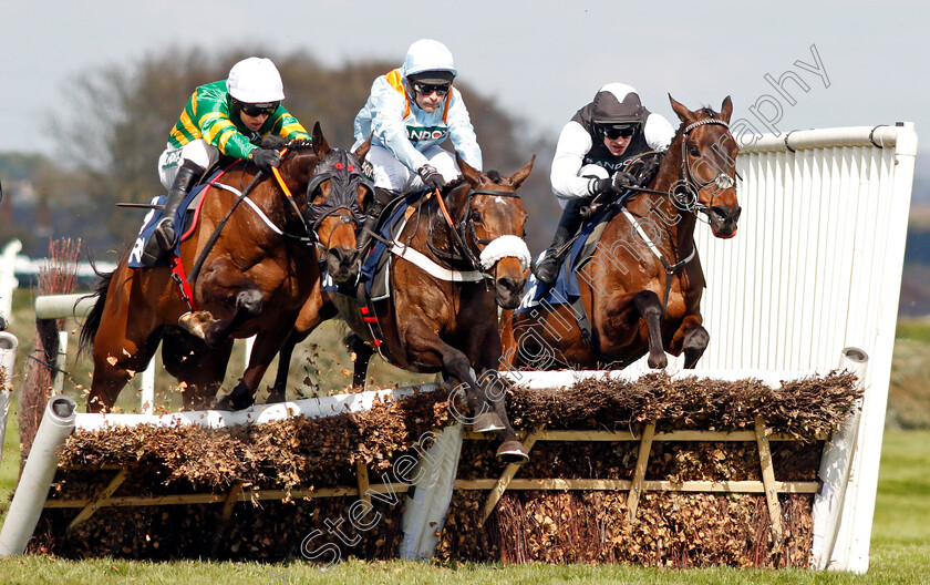 Sire-Du-Berlais-0001 
 SIRE DU BERLAIS (left, Mark Walsh) beats MARIE'S ROCK (centre) and FLOORING PORTER (right) in The JRL Group Liverpool Hurdle
Aintree 15 Apr 2023 - Pic Steven Cargill / Racingfotos.com