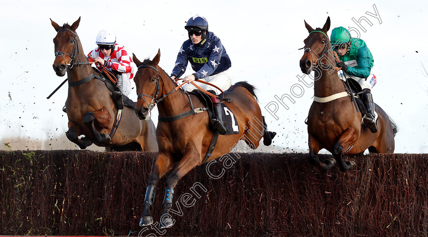 Dustin-Des-Mottes-0002 
 DUSTIN DES MOTTES (centre, Sam Twiston-Davies) with CLONDAW CASTLE (left) and DELIRE D'ESTRUVAL (right)
Newbury 30 Nov 2018 - Pic Steven Cargill / Racingfotos.com