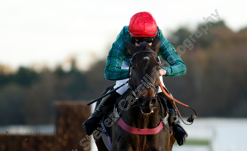 Bucksy-Des-Epeires-0003 
 BUCKSY DES EPEIRES (Charlie Deutsch) wins The Copybet Novices Limited Handicap Chase
Ascot 22 Nov 2024 - Pic Steven Cargill / Racingfotos.com