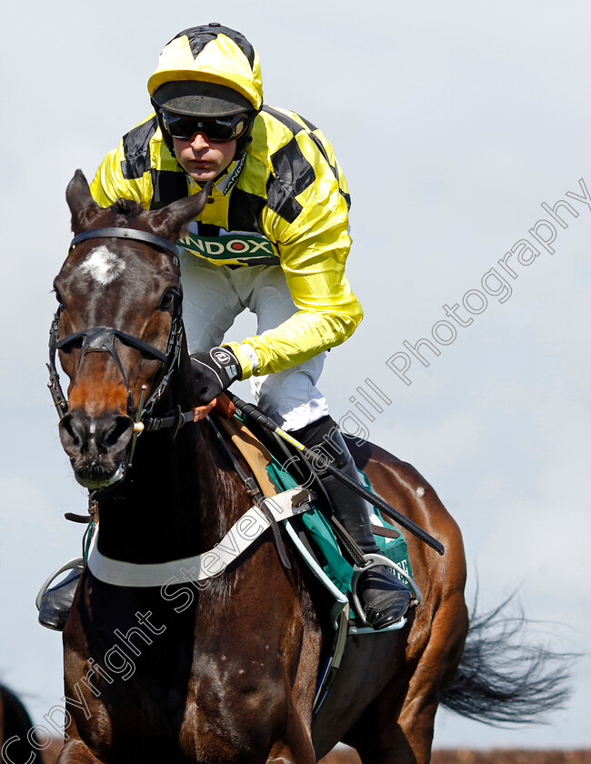 Shishkin-0005 
 SHISHKIN (Nico de Boinville) wins The Alder Hey Aintree Bowl Chase
Aintree 13 Apr 2023 - Pic Steven Cargill / Racingfotos.com