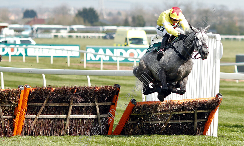 Aux-Ptits-Soins-0001 
 AUX PTITS SOINS (Harry Skelton) wins The Gaskells Handicap Hurdle
Aintree 6 Apr 2019 - Pic Steven Cargill / Racingfotos.com