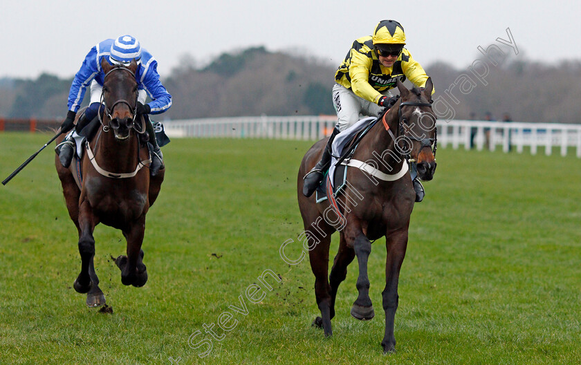 Shishkin-0021 
 SHISHKIN (right, Nico de Boinville) beats ENERGUMENE (left) in The SBK Clarence House Chase
Ascot 22 Jan 2022 - Pic Steven Cargill / Racingfotos.com