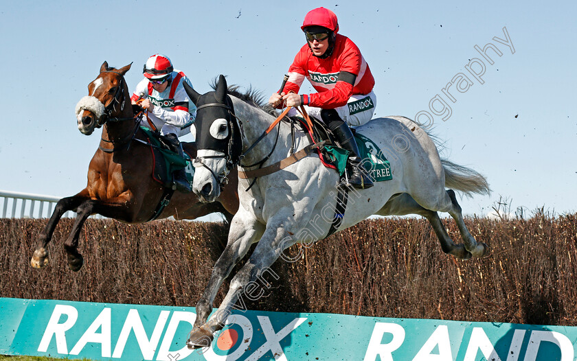 Duc-Des-Genievres-and-Itchy-Feet-0002 
 DUC DES GENIEVRES (right, Lorcan Williams) with ITCHY FEET (left, Gavin Sheehan)
Aintree 9 Apr 2021 - Pic Steven Cargill / Racingfotos.com