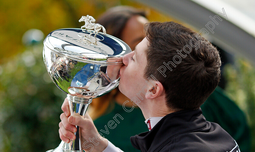 Oisin-Murphy-0003 
 OISIN MURPHY recieves the trophy for Champion Jockey
Ascot 19 Oct 2019 - Pic Steven Cargill / Racingfotos.com