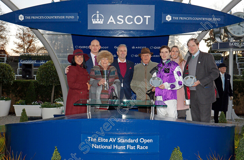 Nestor-Park-0009 
 Presentation for The Elite AV Standard Open National Hunt Flat Race Ascot 25 Nov 2017 - Pic Steven Cargill / Racingfotos.com